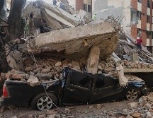Un vehículo yace aplastado por escombros tras un terremoto en Cali, Colombia. AP/J. Díaz