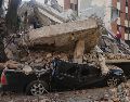 Un vehículo yace aplastado por escombros tras un terremoto en Cali, Colombia. AP/J. Díaz