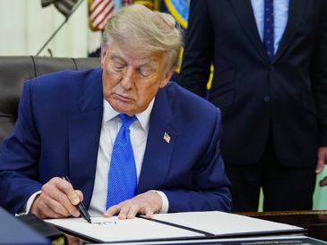 La orden ejecutiva de Trump llega en medio de un repunte de enfermedades prevenibles mediante vacunación como el sarampión. EFE/B. Cash