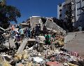 Personas trabajan en labores de rescate en una edificación colapsada por el terremoto de magnitud 7.4 que sacudió al país este lunes, en Cali, Colombia. EFE/ E. Guzmán Jr
