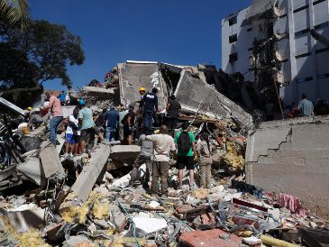 Personas trabajan en labores de rescate en una edificación colapsada por el terremoto de magnitud 7.4 que sacudió al país este lunes, en Cali, Colombia. EFE/ E. Guzmán Jr
