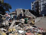 Personas trabajan en labores de rescate en una edificación colapsada por el terremoto de magnitud 7.4 que sacudió al país este lunes, en Cali, Colombia. EFE/ E. Guzmán Jr