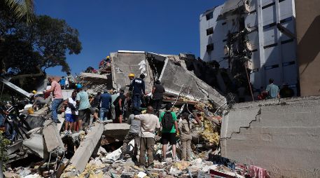 Personas trabajan en labores de rescate en una edificación colapsada por el terremoto de magnitud 7.4 que sacudió al país este lunes, en Cali, Colombia. EFE/ E. Guzmán Jr