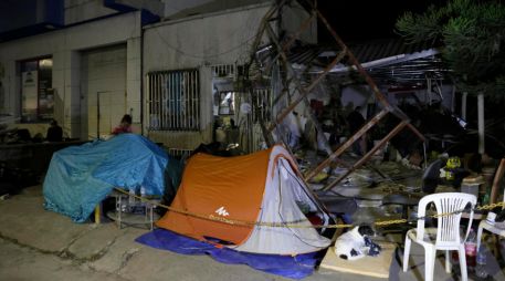 Personas acampan frente a una casa afectada luego de un terremoto de magnitud 7.4 este lunes, en Pereira. EFE/C. Ortega