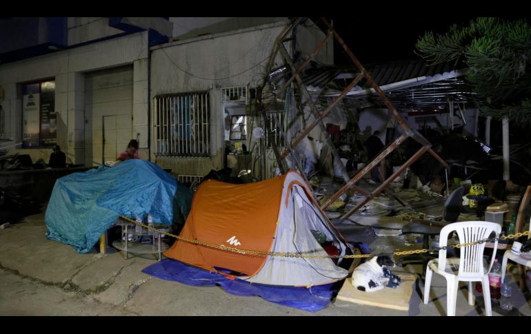 Personas acampan frente a una casa afectada luego de un terremoto de magnitud 7.4 este lunes, en Pereira. EFE/C. Ortega