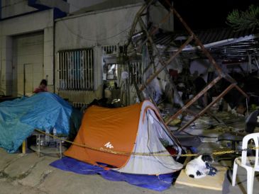 Personas acampan frente a una casa afectada luego de un terremoto de magnitud 7.4 este lunes, en Pereira. EFE/C. Ortega