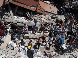 Personas buscan entre los escombros de una edificación colapsada por el terremoto de este lunes. EFE