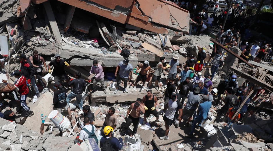 Personas buscan entre los escombros de una edificación colapsada por el terremoto de este lunes. EFE