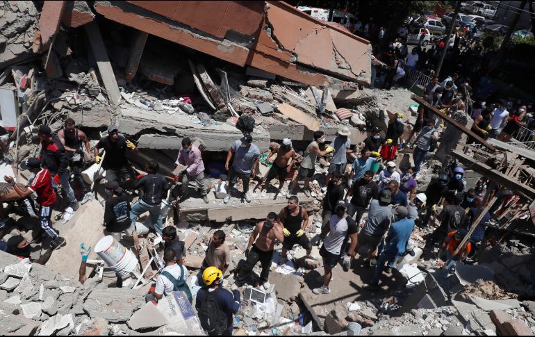 Personas buscan entre los escombros de una edificación colapsada por el terremoto de este lunes. EFE