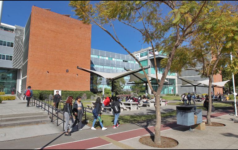 Durante la actual administración de la UdeG, con la rectora Karla Planter, se han implementado nuevos procesos para mejorar aún más el sistema de titulación. EL INFORMADOR / ARCHIVO