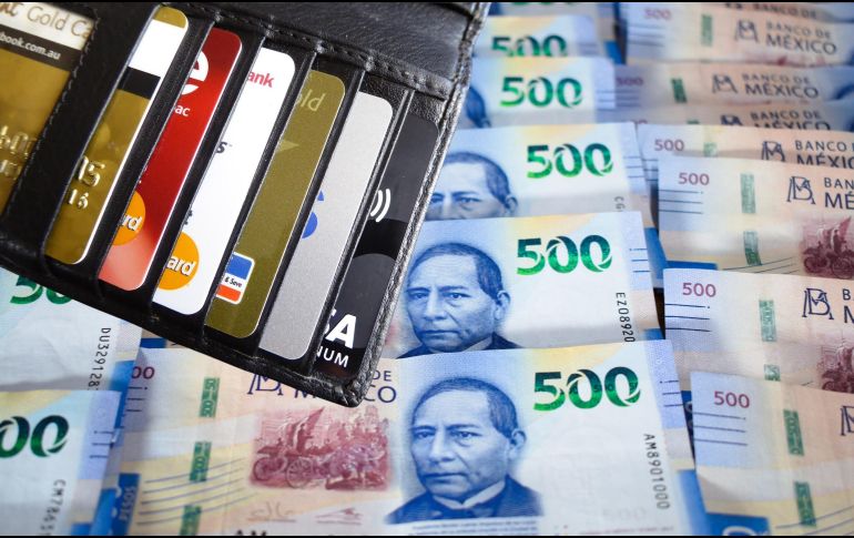 La diferencia entre ambas herramientas financieras radica en el origen de los fondos al momento de pagar con ellas. ESPECIAL / CANVA