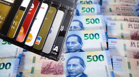 La diferencia entre ambas herramientas financieras radica en el origen de los fondos al momento de pagar con ellas. ESPECIAL / CANVA
