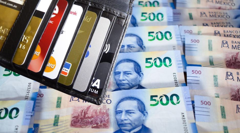 La diferencia entre ambas herramientas financieras radica en el origen de los fondos al momento de pagar con ellas. ESPECIAL / CANVA