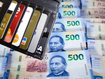 La diferencia entre ambas herramientas financieras radica en el origen de los fondos al momento de pagar con ellas. ESPECIAL / CANVA