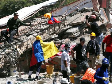 Socorristas y voluntarios participan en una jornada de búsqueda, entre los escombros de una edificación tras el terremoto de magnitud 7,4 que sacudió el lunes al país. EFE/ E. Guzmán