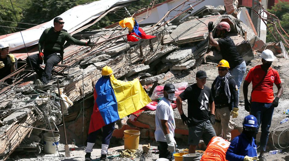 Socorristas y voluntarios participan en una jornada de búsqueda, entre los escombros de una edificación tras el terremoto de magnitud 7,4 que sacudió el lunes al país. EFE/ E. Guzmán
