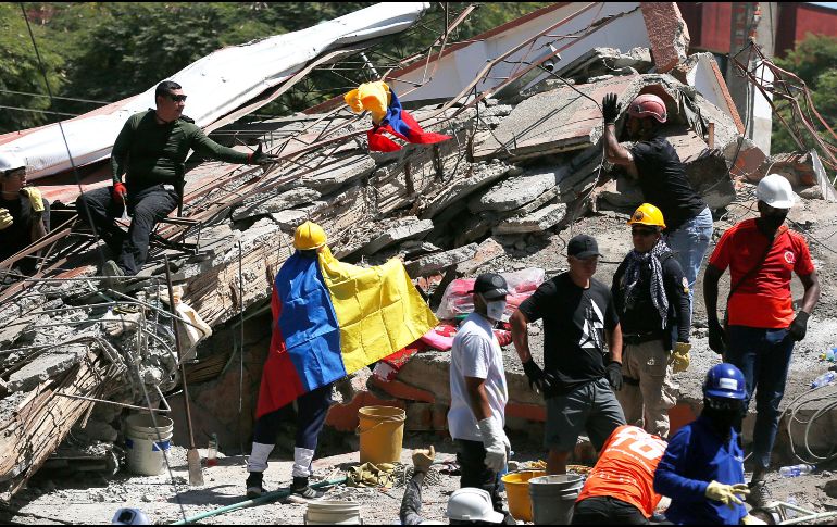 Socorristas y voluntarios participan en una jornada de búsqueda, entre los escombros de una edificación tras el terremoto de magnitud 7,4 que sacudió el lunes al país. EFE/ E. Guzmán