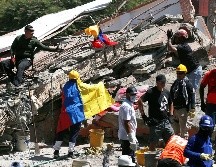 Socorristas y voluntarios participan en una jornada de búsqueda, entre los escombros de una edificación tras el terremoto de magnitud 7,4 que sacudió el lunes al país. EFE/ E. Guzmán