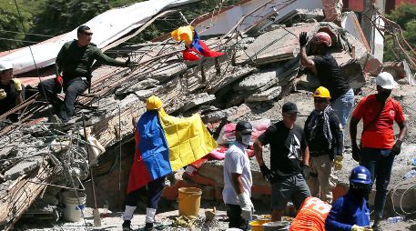 Socorristas y voluntarios participan en una jornada de búsqueda, entre los escombros de una edificación tras el terremoto de magnitud 7,4 que sacudió el lunes al país. EFE/ E. Guzmán