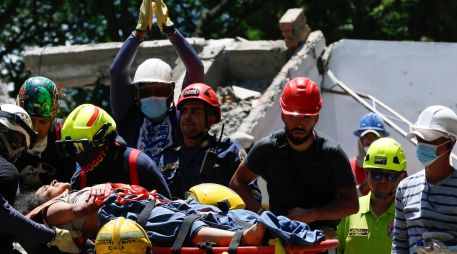 Socorristas y voluntarios rescatan a Diana Troncoso entre los escombros que dejó el terremoto de magnitud 7,4, este martes en Torres del Limonar, en Cali, Colombia. EFE/ E. Guzmán