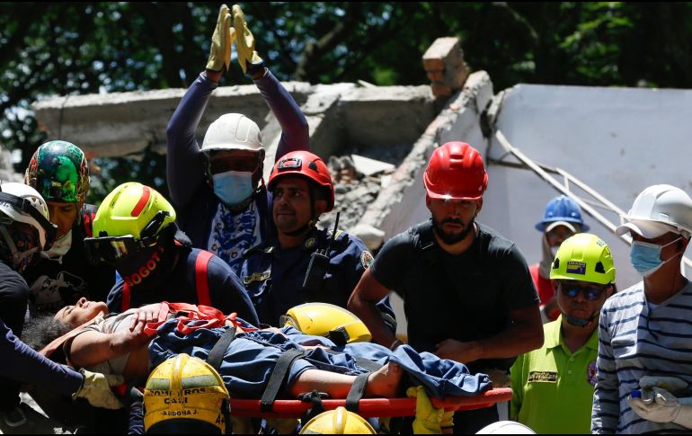 Socorristas y voluntarios rescatan a Diana Troncoso entre los escombros que dejó el terremoto de magnitud 7,4, este martes en Torres del Limonar, en Cali, Colombia. EFE/ E. Guzmán