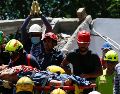 Socorristas y voluntarios rescatan a Diana Troncoso entre los escombros que dejó el terremoto de magnitud 7,4, este martes en Torres del Limonar, en Cali, Colombia. EFE/ E. Guzmán