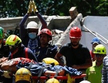 Socorristas y voluntarios rescatan a Diana Troncoso entre los escombros que dejó el terremoto de magnitud 7,4, este martes en Torres del Limonar, en Cali, Colombia. EFE/ E. Guzmán