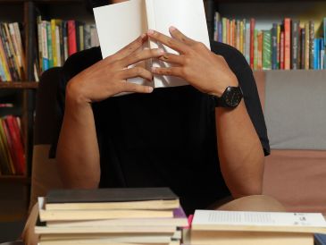 Cada año, los estudiantes que cuentan con trámite completo en el ciclo vigente y no obtuvieron un cupo en su carrera de preferencia, pueden aprovechar estos lugares que representan una vía directa para incorporarse a la Licenciatura. ESPECIAL / CANVA