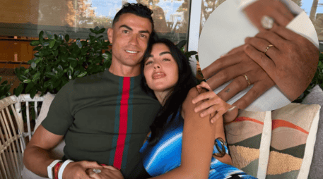 Cristiano Ronaldo y Georgina Rodríguez confirmaron su matrimonio publicando una imagen de sus alianzas de oro. El anuncio sella casi una década de relación y acalla los rumores de una boda secreta en Portugal. ESPECIAL/ Instagram/ georginagio