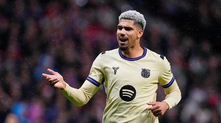 Ronald Araújo, jugador del Barcelona, reacciona durante el partido de ida de la semifinal de la Copa del Rey entre el Atletico de Madrid y el Barcelona. AP/ARCHIVO