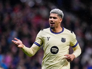 Ronald Araújo, jugador del Barcelona, reacciona durante el partido de ida de la semifinal de la Copa del Rey entre el Atletico de Madrid y el Barcelona. AP/ARCHIVO