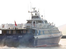Al menos 77 personas fueron rescatadas y trasladadas a una isla del lago tras el accidente. AP/ARCHIVO