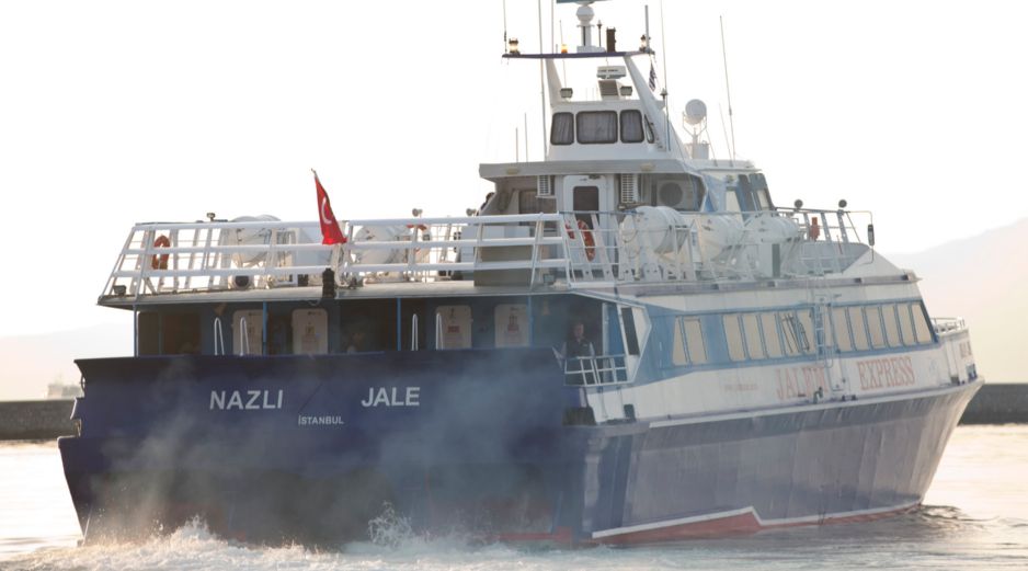 Al menos 77 personas fueron rescatadas y trasladadas a una isla del lago tras el accidente. AP/ARCHIVO