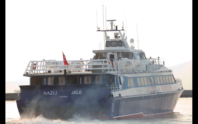 Al menos 77 personas fueron rescatadas y trasladadas a una isla del lago tras el accidente. AP/ARCHIVO