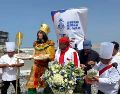 Los cocineros llevaron tazones plateados con ceviche que ofrecieron al Pacífico y también arrojaron a las aguas oceánicas una corona de flores. ESPECIAL