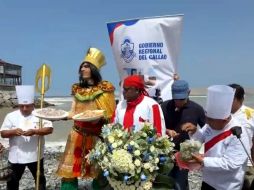 Los cocineros llevaron tazones plateados con ceviche que ofrecieron al Pacífico y también arrojaron a las aguas oceánicas una corona de flores. ESPECIAL