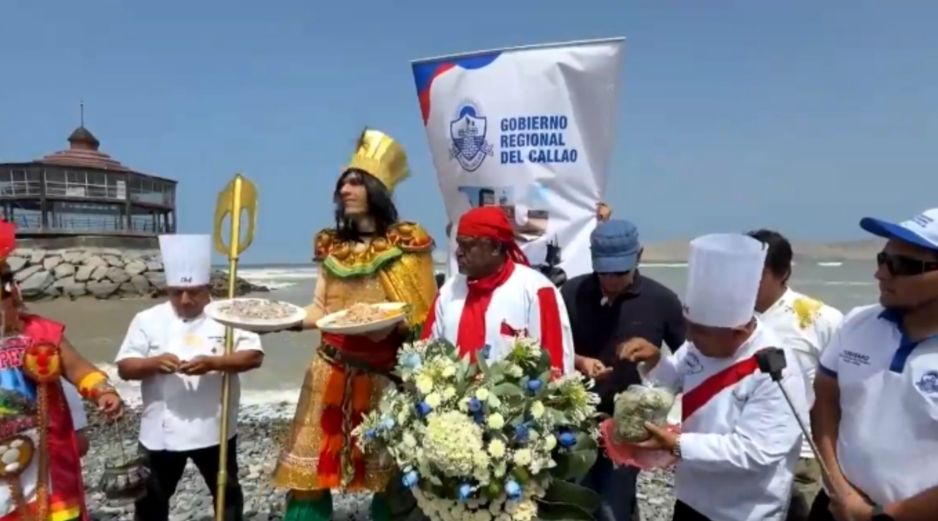 Los cocineros llevaron tazones plateados con ceviche que ofrecieron al Pacífico y también arrojaron a las aguas oceánicas una corona de flores. ESPECIAL