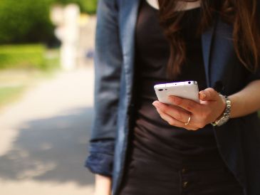 La venta de equipos móviles en México cayó el 1.4 % debido a que los consumidores esperan más para cambiar de celular. ESPECIAL/PEXELS