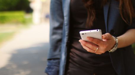 La venta de equipos móviles en México cayó el 1.4 % debido a que los consumidores esperan más para cambiar de celular. ESPECIAL/PEXELS