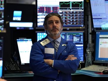 El S&P 500 bajó 0.3% en su segunda caída moderada desde que estableció su máximo histórico el viernes. AFP/ARCHIVO