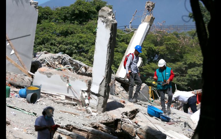 Socorristas utilizan un detector de vibraciones y sonidos durante una jornada de búsqueda entre los escombros de una edificación tras el terremoto que azotó Colombia. EFE/E. Guzmán