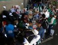 Personas organizan insumos en un centro de acopio este martes, en Cali. EFE/E. Guzmán