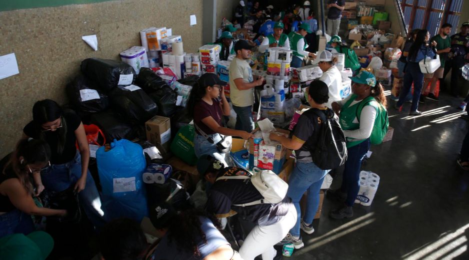 Personas organizan insumos en un centro de acopio este martes, en Cali. EFE/E. Guzmán