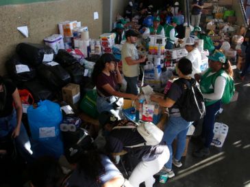 Personas organizan insumos en un centro de acopio este martes, en Cali. EFE/E. Guzmán