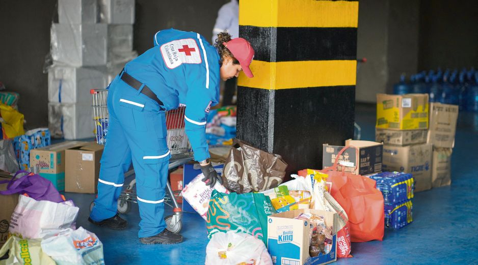 La Cruz Roja se ha encargado de organizar las donaciones en un centro de acopio en Bogotá, Colombia. AFP