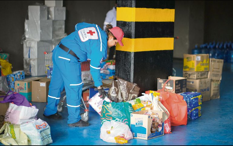 La Cruz Roja se ha encargado de organizar las donaciones en un centro de acopio en Bogotá, Colombia. AFP