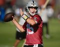 El novato Fernando Mendoza tendrá oportunidad de mostrar sus habilidades frente a los Cardinals de Arizona. AP