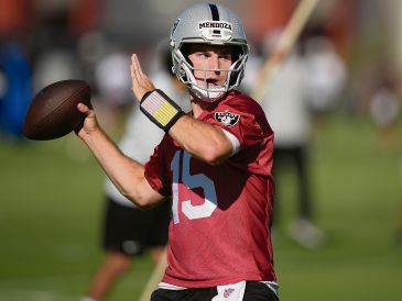 El novato Fernando Mendoza tendrá oportunidad de mostrar sus habilidades frente a los Cardinals de Arizona. AP