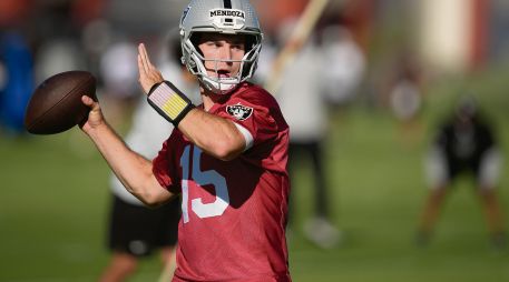 El novato Fernando Mendoza tendrá oportunidad de mostrar sus habilidades frente a los Cardinals de Arizona. AP