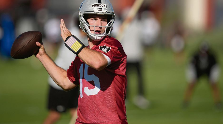 El novato Fernando Mendoza tendrá oportunidad de mostrar sus habilidades frente a los Cardinals de Arizona. AP